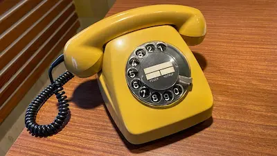 téléphone jaune vintage